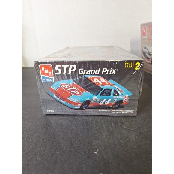Lot Of 2 NEW! Sealed “STP Grand Prix #44	 NASCAR 1:25 Model Kits - Picture 4 of 14